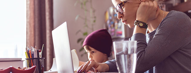Frau auf Partnersuche mit Kind zu Hause am PC