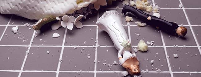 Umgestürzte Torte signalisiert Hochzeitspannen