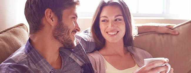Mann und Frau in einer Partnerschaft lachen sich an
