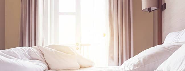 Bett mit Blick zum Fenster als Symbol für Sex im Alter