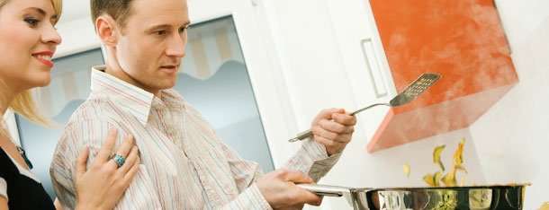 Mann und Frau kochen - gehen gemeinsamen Hobbys in Beziehung nach