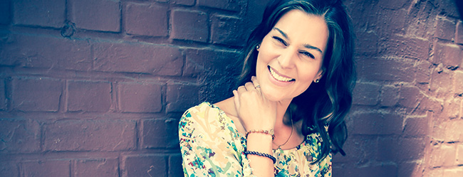 Single-Frau strahlt in die Kamera beim ElitePartner Shooting