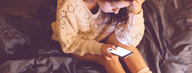 Frau am Handy will Date absagen