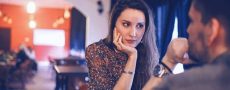 Frauen manipulieren: Mann und Frau schaue sich tief in die Augen
