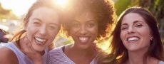 Drei Frauentypen lächeln in die Kamera