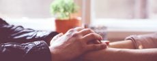 Freundschaft mit dem Ex symbolisch durch zwei aufeinandergelegte Hände von Mann und Frau