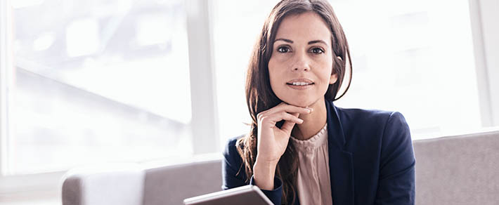 Intelligente Frauen durch Stereotyp einer Akademiker Frau im Businesslook verkörpert
