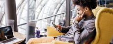 Mann am Handy informiert sich über kostenlose Singlebörsen