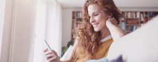 Frau hat ein Video-Date bei ElitePartner