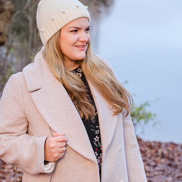 Single Jenny geht gern am nahegelegenen See spazieren. Bei kaltem Wetter schützt sie eine Mütze.