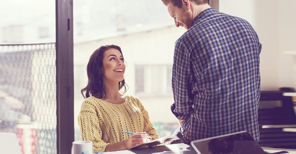 Frau und Mann beim Flirten am Arbeitsplatz