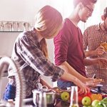 Partner kann auf gemeinsamer Kochparty nicht mit Freunden und steht als Außenseiter am Küchenblock