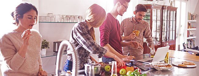 Partner kann auf gemeinsamer Kochparty nicht mit Freunden und steht als Außenseiter am Küchenblock