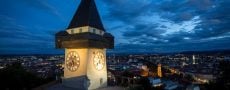 Vogelperspektive von Graz bei Nacht als Motivation um Singles in Graz kennenzulernen