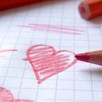 Roter Stift und Zettel als Symobl für Liebesquiz