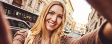 Single-Frau aus der Wiener Neustadt macht Selfie in der Stadt von sich