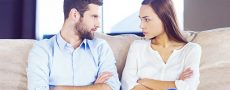 Paar erkennt störendes Verhalten in deren Beziehung und sitzt sich wütend gegenüber