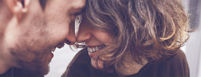 Frau und Mann Stirn an Stirn entdecken neue Erkenntnisse über die Liebe