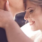 Bräutigam küsst Braut auf die Stirn als Symbolbild für die Vorstellungen beim Heiraten