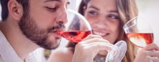 Mann und Frau bei Weinverkostung auf Single Event