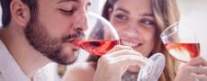 Mann und Frau bei Weinverkostung auf Single Event