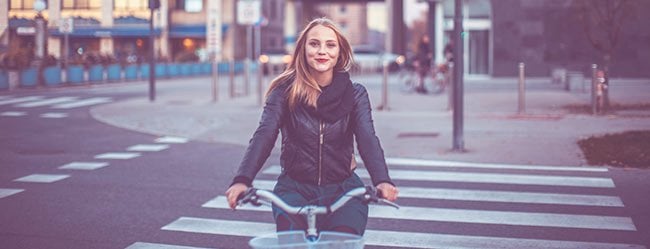 Single-Frau auf ihrem Fahrrad in der Stadt zum Neuanfang nach Trennung