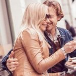 Mann umarmt Frau als Anzeichen für ein gutes Date