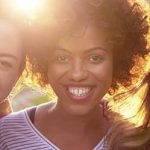 Drei Frauentypen lächeln in die Kamera