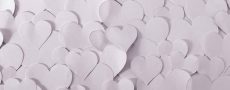 Weiße Herzen aus Papier als Symbol für Liebeswahn
