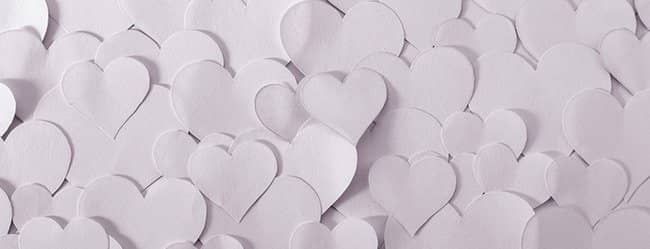 Weiße Herzen aus Papier als Symbol für Liebeswahn