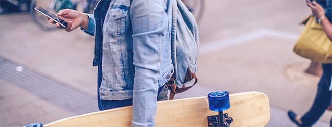 Mann mit Skateboard als Symbol für das Peter Pan Syndrom