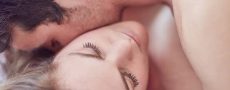 Sex-Talk: Mann küsst Frau am Hals und denkt über Sex-Talk nach