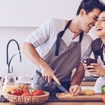 Paar hat Spaß beim Kochen und belegen, wie Ernährung die Beziehung beeinflusst