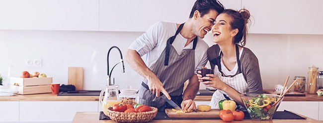 Paar hat Spaß beim Kochen und belegen, wie Ernährung die Beziehung beeinflusst