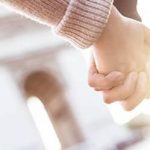 Frau und Mann halten Händchen als Symbol für Unterschied zwischen Männer und Frauen