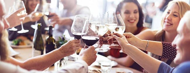 Familie stößt mit Wein an: Frau ist verliebt in Cousin