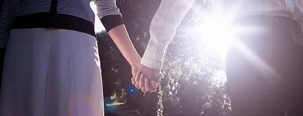 Versöhnung: Mann und Frau halten Händchen
