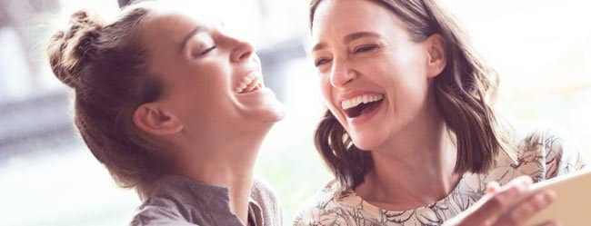 Wie wirke ich auf andere: Zwei Frauen lachen gemeinsam