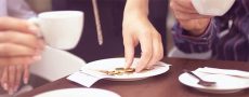Date Dilemma Rechnung: Nahaufnahme von Tisch im Cafe auf dem Rechnung bezahlt wird