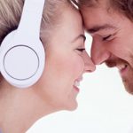 Stirn an Stirn gelehnt und glücklich ist Frau, dass Sie einen Partner gefunden hat