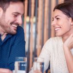 Frau und Mann verlegen im Cafe sind gegenseitig hin und weg von ihren attraktiven Fähigkeiten