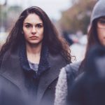 Frau in Fußgängerzone hat Angst vor Gefühlen