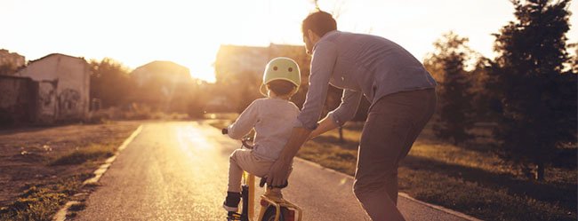 Alpha-Softie: Mann bringt Jungen Fahrradfahren bei