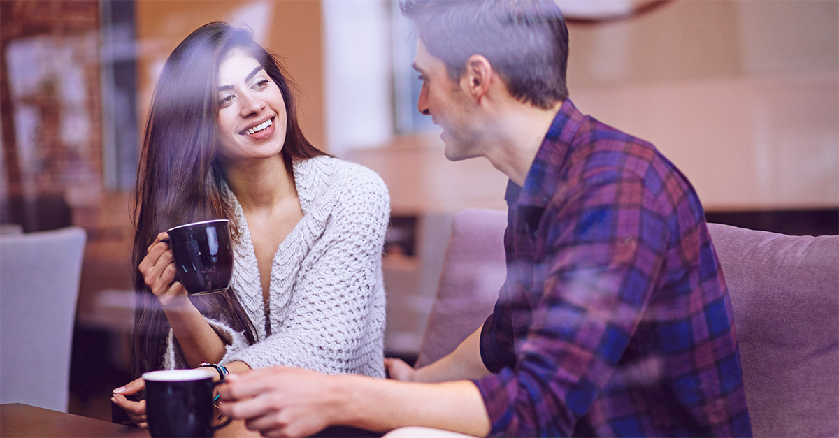 Frau fragt sich beim Date im Café "Wie mache ich mich interessant?"