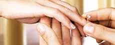 Mann steckt Frau einen Verlobungsring an den Finger weil er überzeugt ist dass der Heiratsantrag Männersache ist