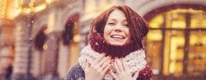 Single Frau im Winter auf der Straße hat ihre Single Vorsätze 2019 definiert