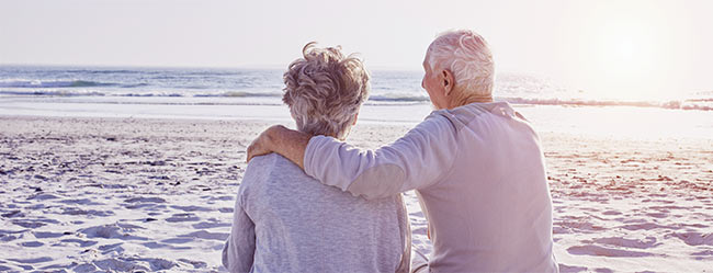 Ein älteres Paar am Strand