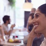 Kennenlernphase: Frau und Mann sitzen im Restaurant