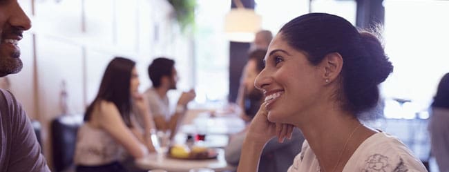 Kennenlernphase: Frau und Mann sitzen im Restaurant