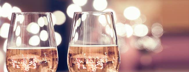 Zwei Weingläser als Symbol für einen romantischen Abend